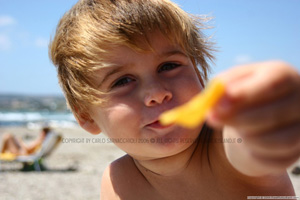 child_and_potato