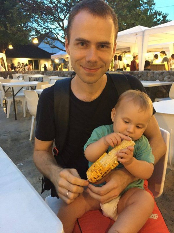 Ми на Cicada night market піджовуємо кукурудзу гриль